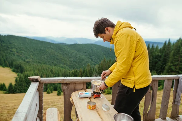 Turista Masculino Roupas Casuais Preparando Para Comer Uma Mesa Terraço — Fotografia de Stock