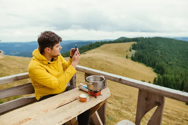 Turista Masculino Senta Uma Mesa Terraço Uma Casa Campo Nas — Fotografia de Stock