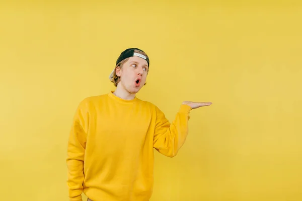 Jovem Chocado Boné Camisola Amarela Segura Espaço Cópia Sua Mão — Fotografia de Stock