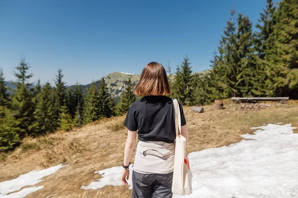 Mujer Ropa Casual Con Bolsa Ecológica Sus Manos Pie Las — Foto de Stock