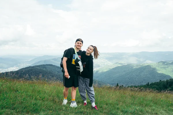 Happy Couple Tourists Casual Clothes Stand Mountains Background Beautiful Views — 스톡 사진