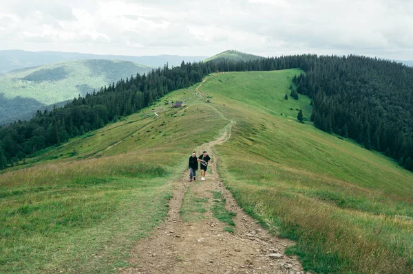 Couple Male Female Hikers Climbing Mountains Path Pasture — Stockfoto