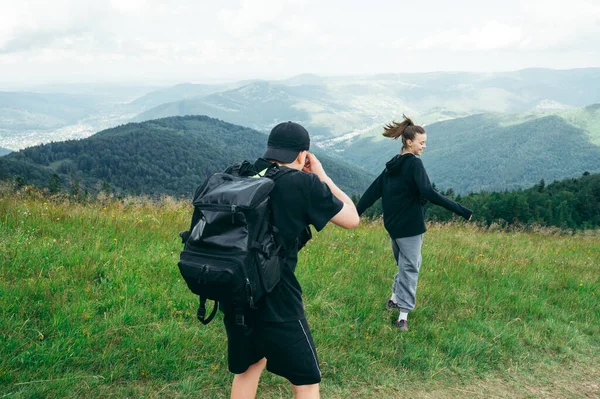 Male Photographer Takes Photo Woman Smartphone Camera Background Beautiful Mountain — Fotografia de Stock