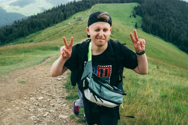 Funny Young Man Tourist Mountains Climbs Top Shows Peace Gestures — Stock Fotó