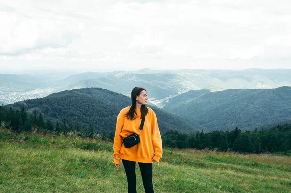 Photo Tourist Woman Casual Clothes Posing Camera Mountains Background Carpathian — стоковое фото