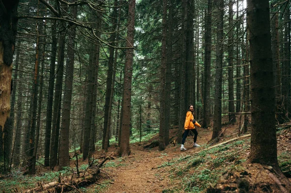 Female Tourist Walking Forest Paths Mountains Wearing Bright Orange Clothes — Foto de Stock