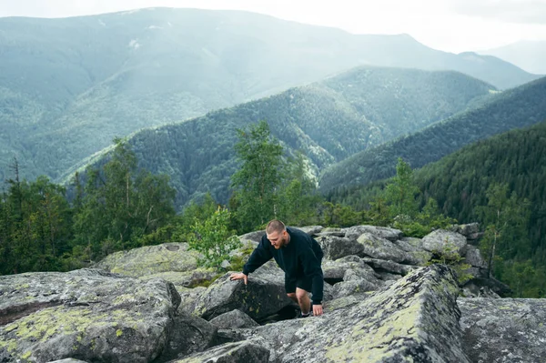 Male Tourist Climbs Rock Top Mountain Background Beautiful Views Carpathians — Fotografia de Stock