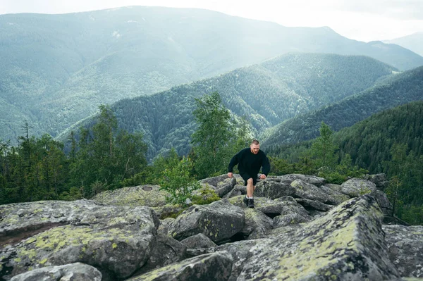 Focus Landscape Active Young Man Casual Clothes Climbing Rock Mountains — стоковое фото