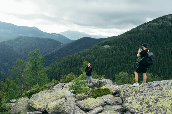 Couple Tourists Spend Time Rock Mountains Man Takes Photo Woman — Fotografia de Stock