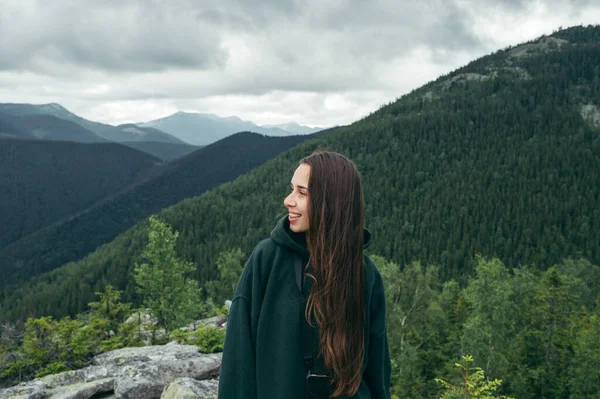 Smiling Woman Hiker Casual Clothes Stands Mountains Background Carpathian Views — 스톡 사진