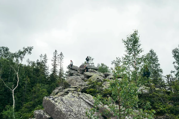 Group Tourists Sitting Mountains Rock Active Rest Mountains Hiking — стоковое фото