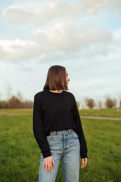 Portrait Attractive Woman Stylish Casual Clothes Field Nature Posing Camera — ストック写真