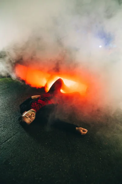 Adult Man Lying Ground Night Smoke Burning Car Got Car — Stock Photo, Image
