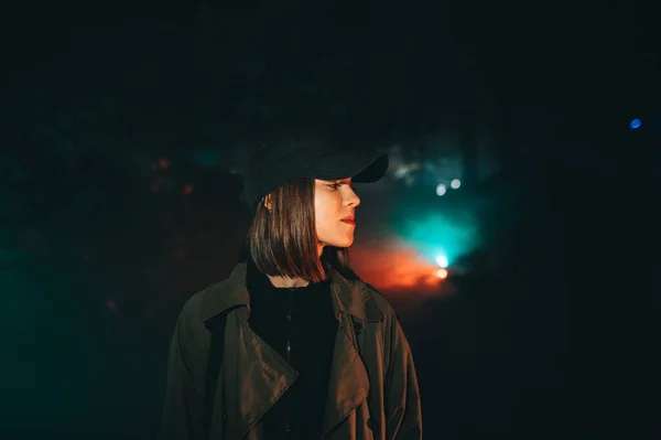 Retrato Noite Uma Mulher Bonita Roupas Casuais Noite Parque Nebuloso — Fotografia de Stock