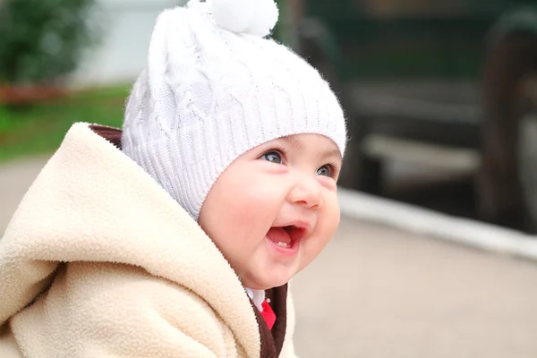 Smiling baby girl in white hat outside — Stok Foto