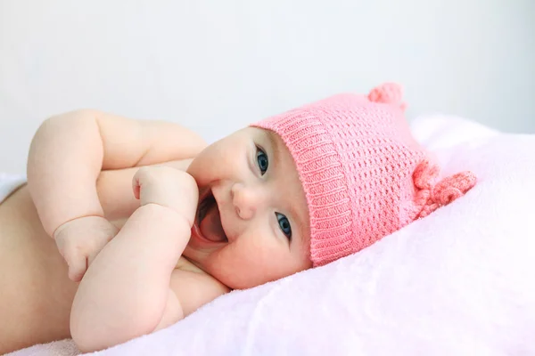 Nevetve kislány, rózsaszín kalapban Jogdíjmentes Stock Képek