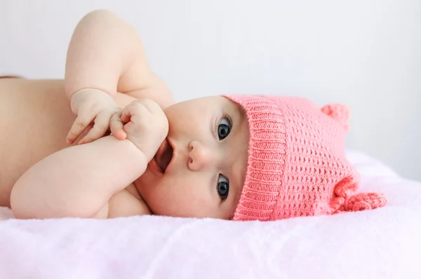 Menina bebê brincando com suas mãos pequenas — Fotografia de Stock