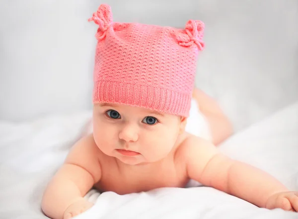 Baby Mädchen mit rosa Hut lizenzfreie Stockbilder