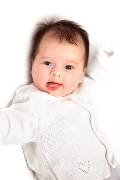 Bebê de cabelo escuro recém-nascido com rosto engraçado — Fotografia de Stock