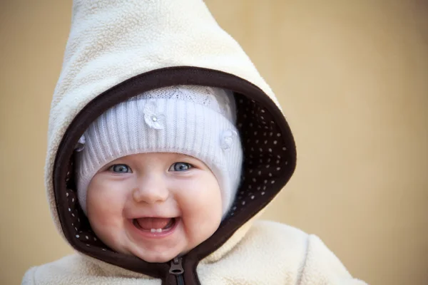 Rindo bonito bebê menina fora — Fotografia de Stock