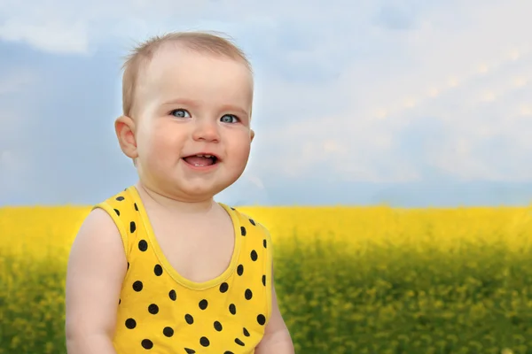 Lachende meisje in zomer veld — Stockfoto