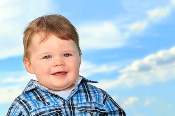 Sorrindo menino com olhos azuis de perto — Fotografia de Stock