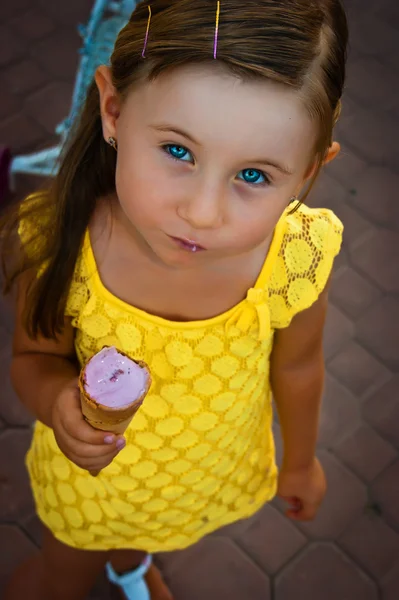 Dondurma ile kız — Stok fotoğraf