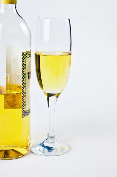 Бутылка с бокалом белого вина — стоковое фото