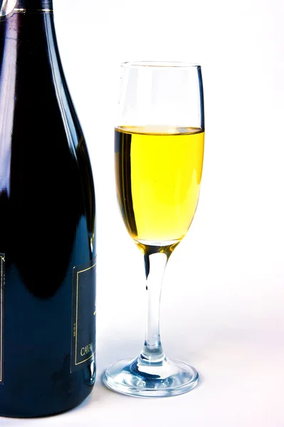 Бутылка с бокалом белого вина — стоковое фото