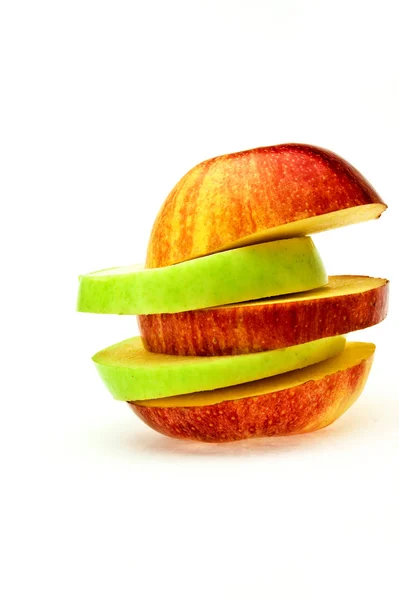 Разрезанное красное и зеленое яблоко — стоковое фото