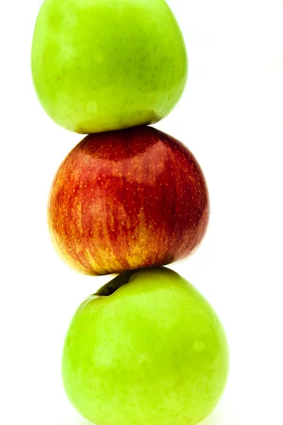 Czerwone jabłko wśród zieleni — Zdjęcie stockowe