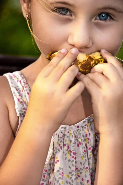 bir bankta küçük kız