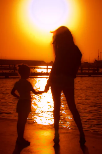 The woman with the child at sunset — Stock Photo, Image