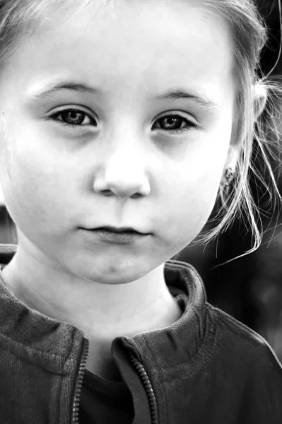 Black-and-white photo of the little girl — Stock Photo, Image