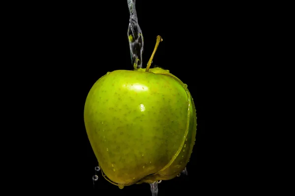 Maçã com salpicos de água — Fotografia de Stock