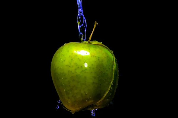 Apple met water spatten — Stockfoto