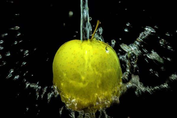 Apple met water spatten — Stockfoto