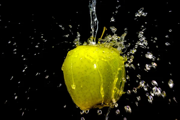 水の飛散とアップル — ストック写真