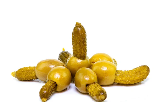 Kleine komkommers in olijven — Stockfoto