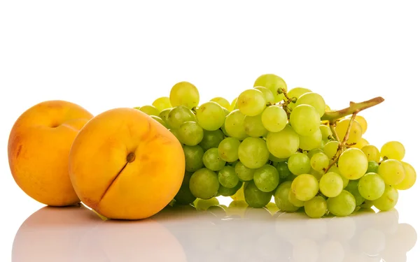Gröna druvor och mogen persika — Stockfoto