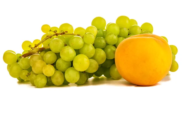 Uvas verdes e pêssego maduro — Fotografia de Stock