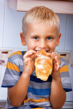 bir rulo boy eats