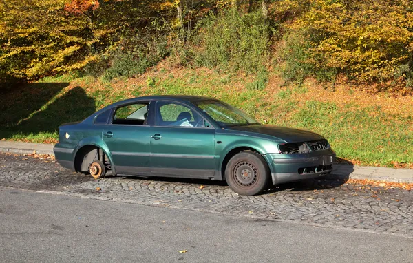Εγκαταλελειμμένο πράσινο αυτοκίνητο σε αυτοκινητόδρομο χώρος στάθμευσης Εικόνα Αρχείου