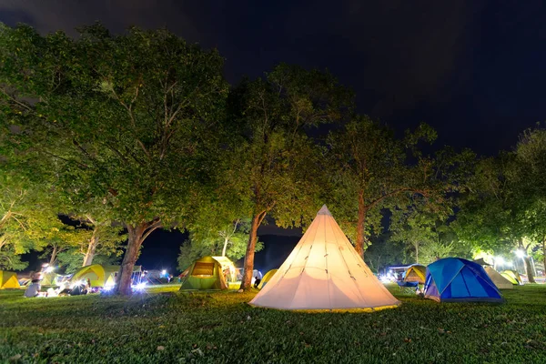 夜のタイ国立公園内のテント — ストック写真