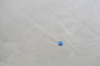 Pattaya sahilinde plastik su şişesi kapağı.