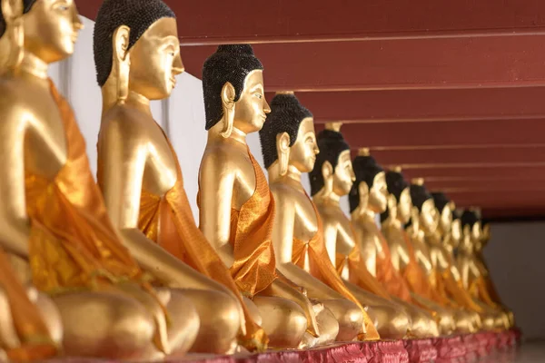 Estatuas Buda Oro Alineadas Templo Tailandia — Foto de Stock