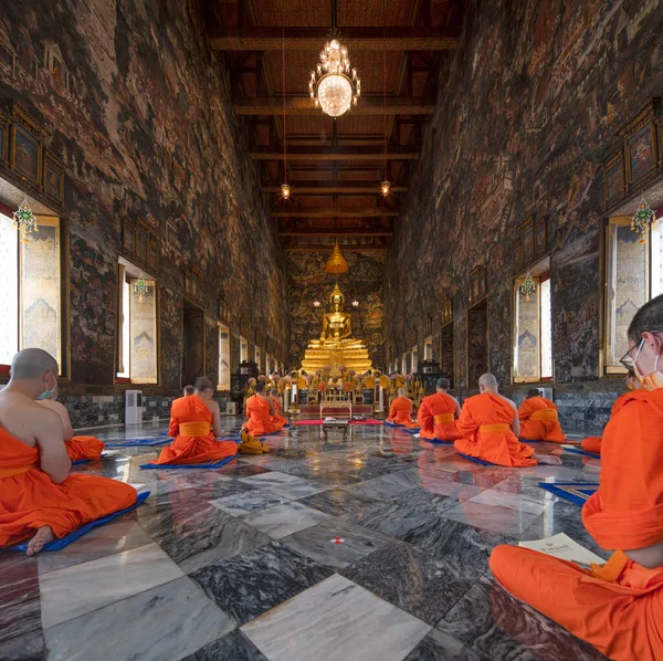 Μοναχοί Εκτελούν Τελετουργίες Στην Εκκλησία Του Wat Suthat — Φωτογραφία Αρχείου