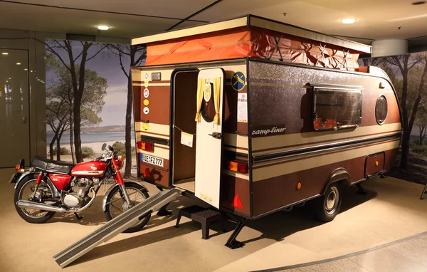 ERIBA camp-liner caravan met een motorfiets van honda — Stockfoto