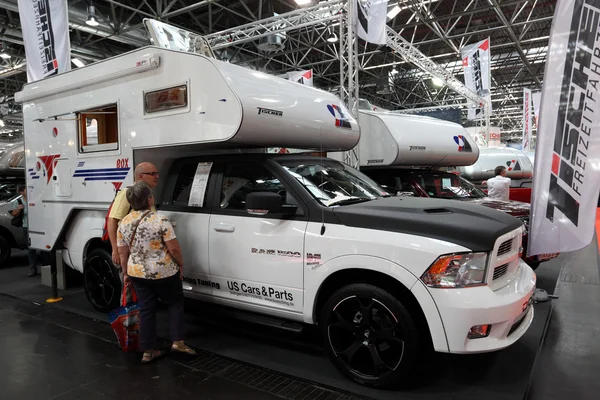 Dodge RAM-geheugen met een tischer camper — Stockfoto