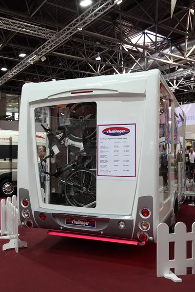 Сучасні Challenger camper van з гараж для велосипедів — стокове фото